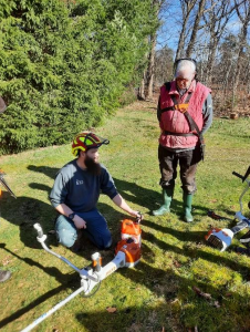 BNZ-lid helpt Groente- & Fruittuin Lindenholt met bosmaaiercursus voor vrijwilligers